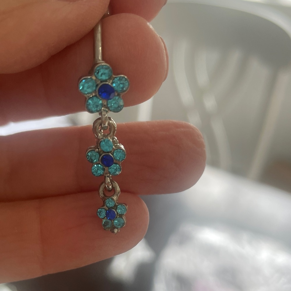 Blue flower belly button silver piercing